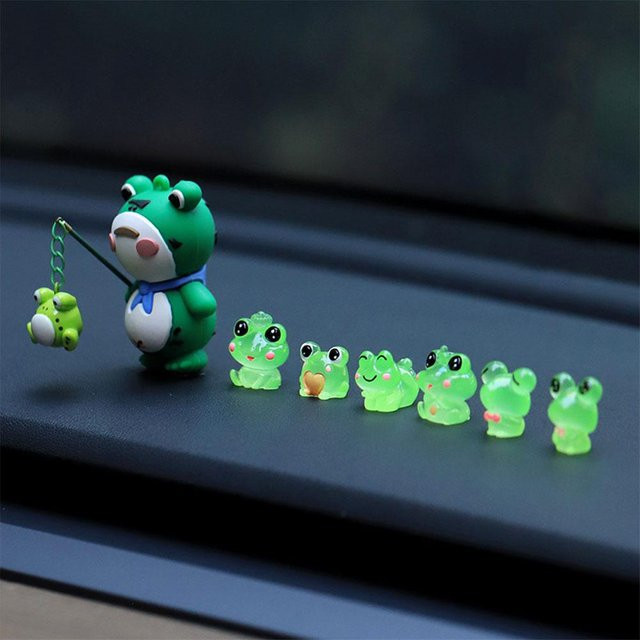 7er Set eelhoe Einsamer Frosch Nachtleuchtende Cartoon Auto Dekoration und Schreibtisch Ornament in Grün - Bild 1