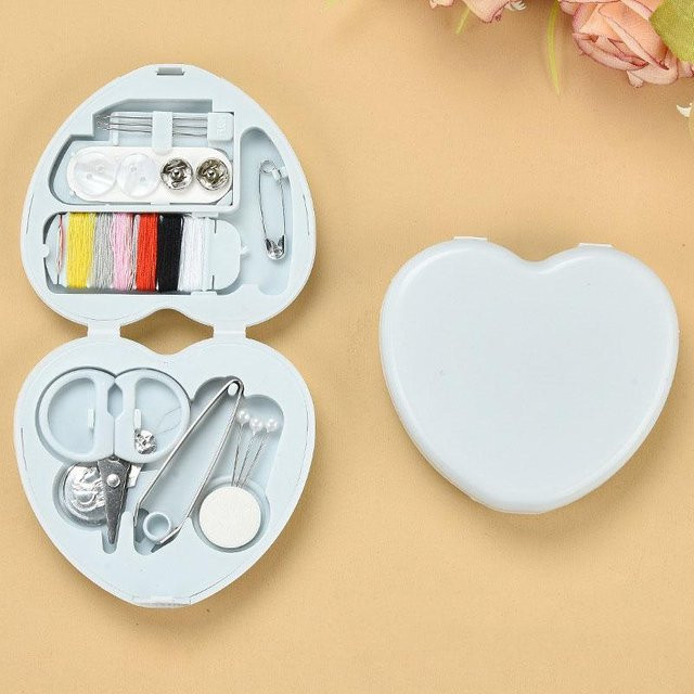 Tragbares Mini-Nähset von Love Home Garden in Blau mit Nadeln, Faden, Schere und Zubehör in Aufbewahrungsbox - Bild 1