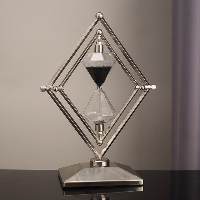 Moderne geometrische Sanduhr in Diamant-Optik als nordisches Deko-Ornament für deinen Schreibtisch, Silber und Schwarz mit grauem Sand - Bild 1
