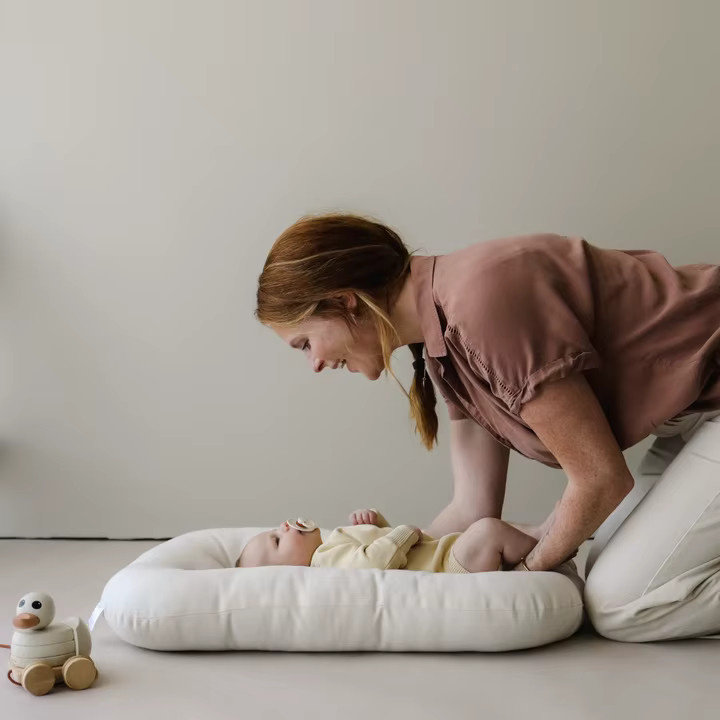 Tragbares atmungsaktives Babybett aus Baumwolle in Beige mit Anti-Druck-Funktion und Zubehör - Bild 3