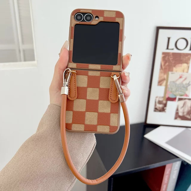 Karierte PU-Leder-Handyhülle mit Handschlaufe für Samsung Galaxy Z Flip 7, 6, 5, 4, 3 5G in Pink oder Braun - Bild 1