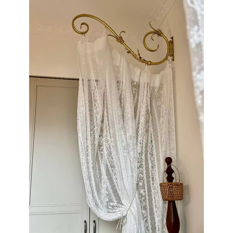 Drehbarer multifunktionaler Bettvorhang-Rahmen aus Messing in Gold und Weiß mit Spitzen-Dekoration für dein Schlafzimmer - Bild 4