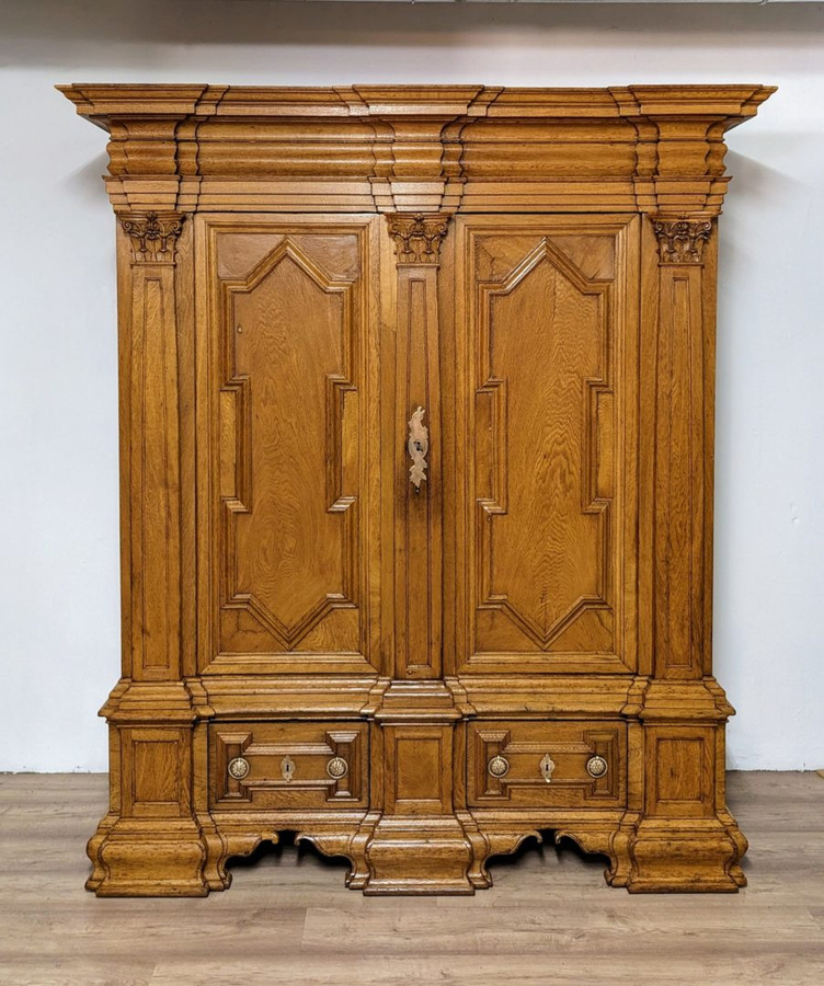 Antiker Barock Pilasterschrank aus Eiche in Braun von Antikhof Brück, H x B x T: 226 x 197 x 76 cm - Bild 1