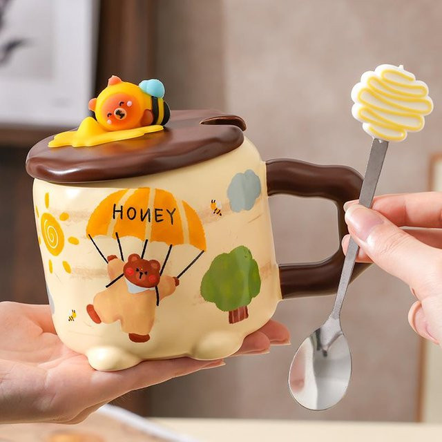 Keramiktasse mit Deckel von Yiran toy 1 in Gelb, Bienen-Bär Design, 500 ml - Bild 1