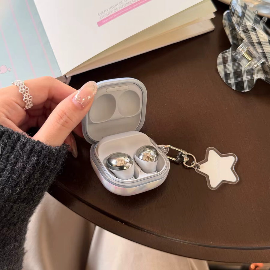 Retro Schutzhülle mit blauem Karomuster und Sternanhänger für Samsung Galaxy Buds4 Pro, Buds3 Pro, Buds2 Pro und Buds FE Live - Bild 4
