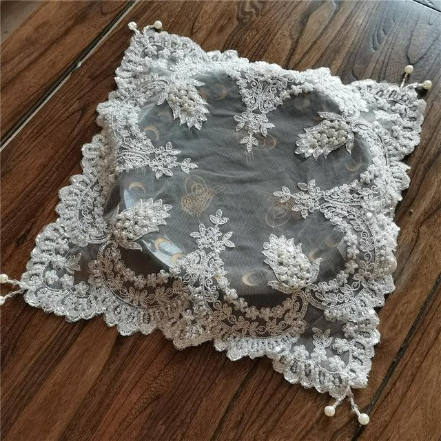 Yiran Furniture Quadratisches Platzset aus europäischer Spitze mit Perlenanhänger und floraler Stickerei in Weiß - Bild 1
