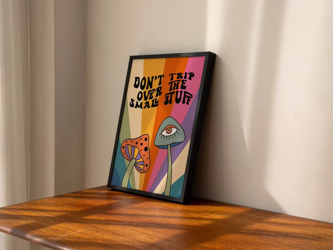 Retro Paper Poster Mushroom Don't Trip Over The Small Stuff in Multicolour mit abstraktem Hippie Design - Bild 2