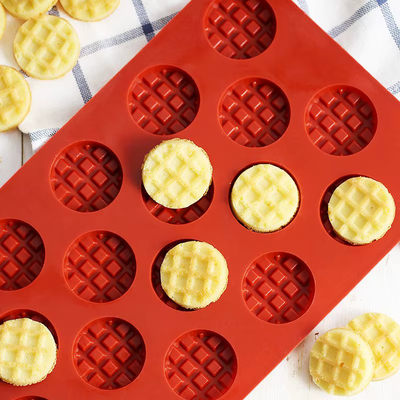 Runde Silikonform für Waffeln, Schokolade und Kerzen in Rot, lebensmittelechtes Backzubehör - Bild 2