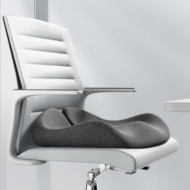 Orthopädisches Sitzkissen aus Memory-Schaum zur Linderung von Steißbein- und Ischias-Schmerzen in Dunkelgrau, B/T/H: 41 x 38 x 11 cm - Bild 1