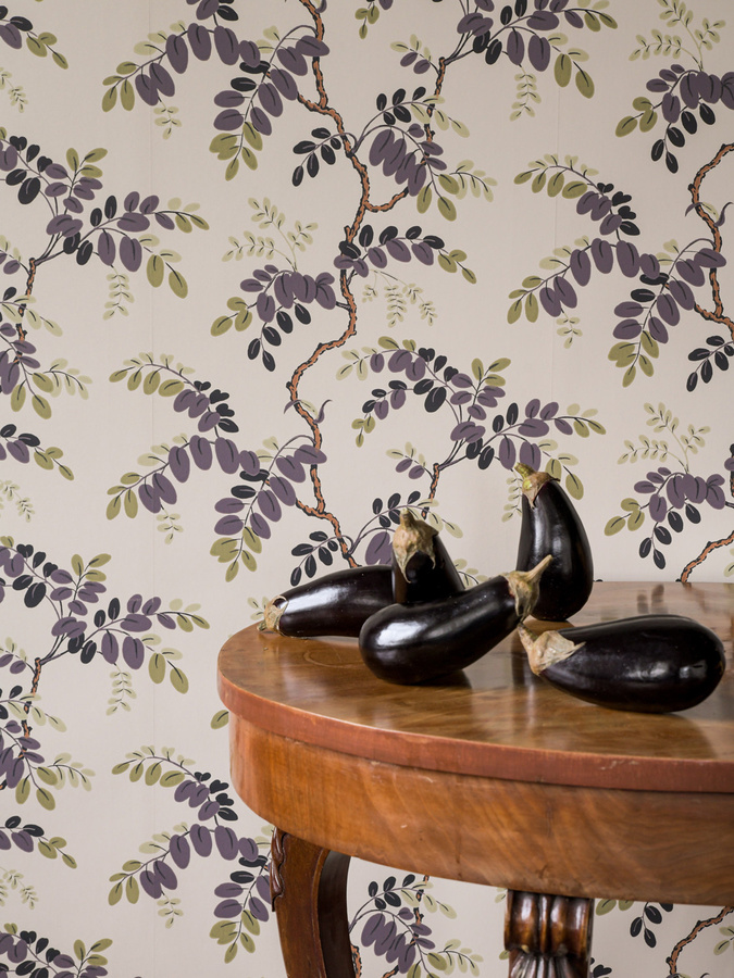 Von Brömssen Tapete Toromiro in Aubergine mit floralem und botanischem Design im skandinavischen Stil - Bild 1