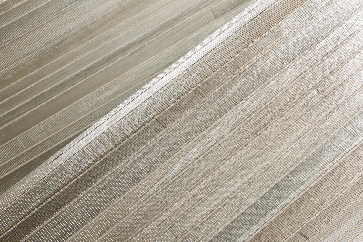Arte International Tapete Casalian Silver Pine in Grau und Silber mit modernem Streifenmuster und Textiloptik - Bild 2