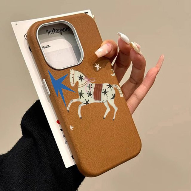 Handyhülle mit koreanischem Stern-Pferd-Design für Apple iPhone in Rotbraun und Grau - Bild 1