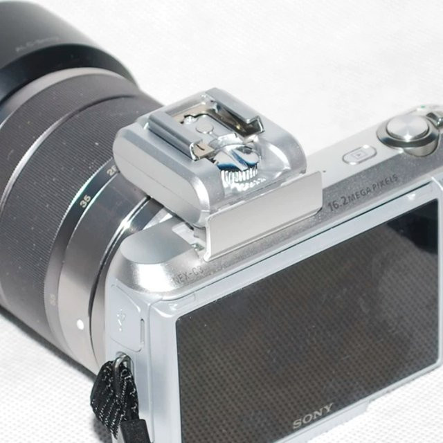 NEX Blitzschuh-Adapter für Speedlite und Blitzgeräte in Silber für Sony NEX-3, NEX-C3, NEX-F3, NEX-5, NEX-5N, NEX-5R und NEX-5C Kameras - Bild 1