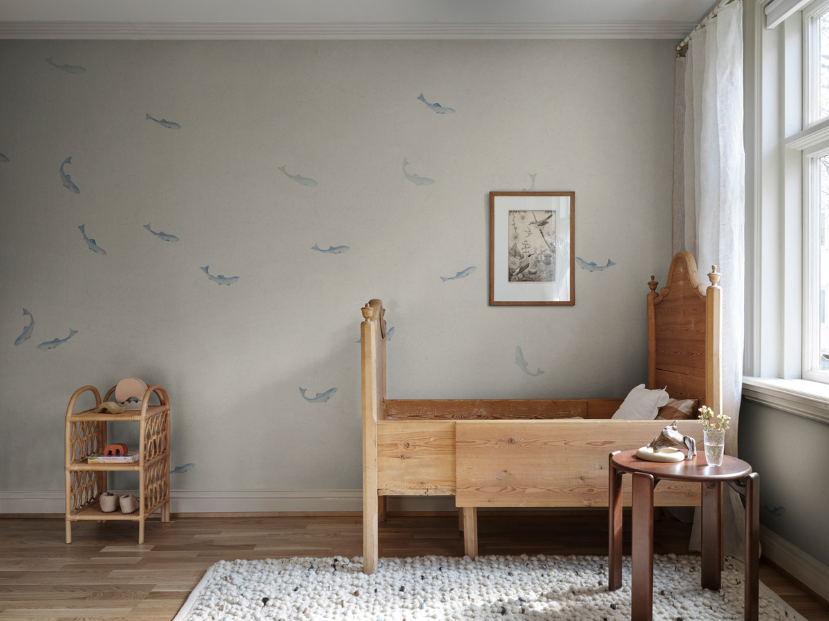 Sandberg Mural Hav Tapete mit Fischmotiv in Misty Blue und Cream, Skandinavisches Design, Vlies - Bild 2