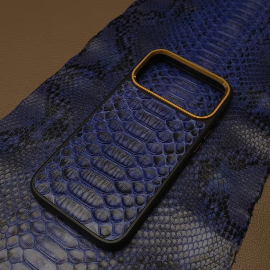 Horologii Premium Exotisches Leder-Case für iPhone 17 Pro Max in Gold und Blau - Bild 1