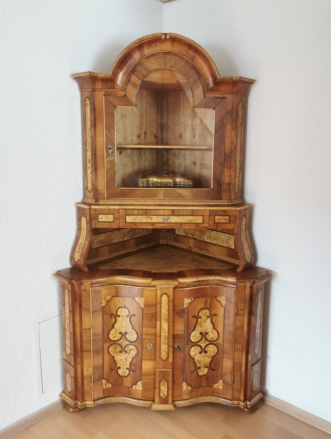 Antikhof Brück Barock Eckschrank in Nussbaum mit Glastüren - Bild 1