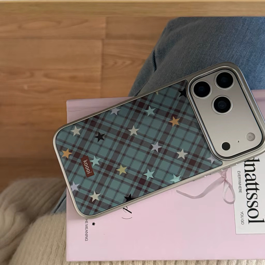 Handyhülle mit Retro-Design in Blau und Braun, Rautengittermuster und bunten Sternen mit Silberrand für iPhone 17, 16, 15 und 14 Pro Max - Bild 3