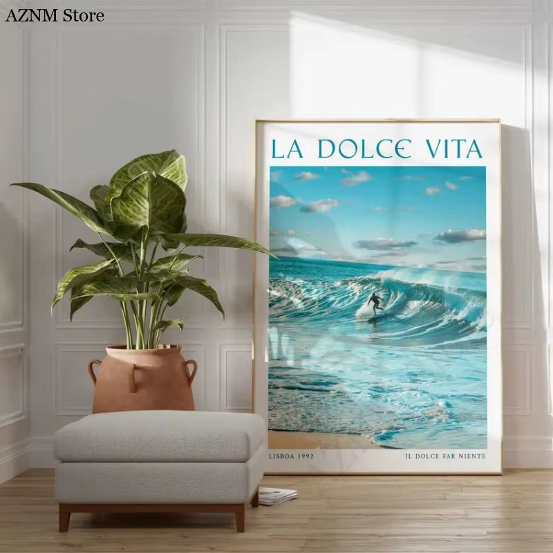 Potdemiel Minimalistisches Sommer-Surf-Poster La Dolce Vita Blue Beach Coastal Leinwandgemälde in Blau - Bild 3