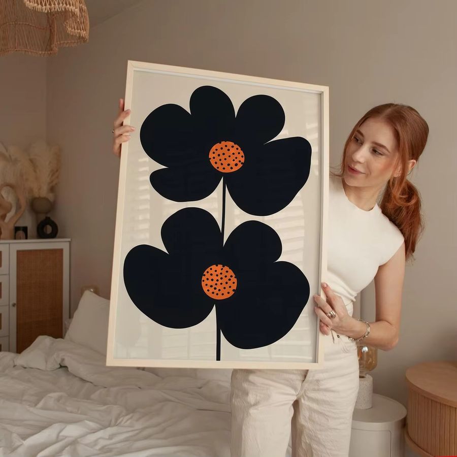 SHENCHEN Mid-Century Modern Minimalist Floral Art Print mit schwarzem Doppelblumen-Design und orangefarbenen Polka-Dots im Portraitformat - Bild 3