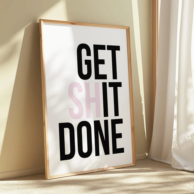 Motivationsposter Get Shit Done von SHENCHEN, minimalistische Wandkunst mit Typografie in Weiß, rechteckiges Papierposter für dein Büro oder Home-Office - Bild 1