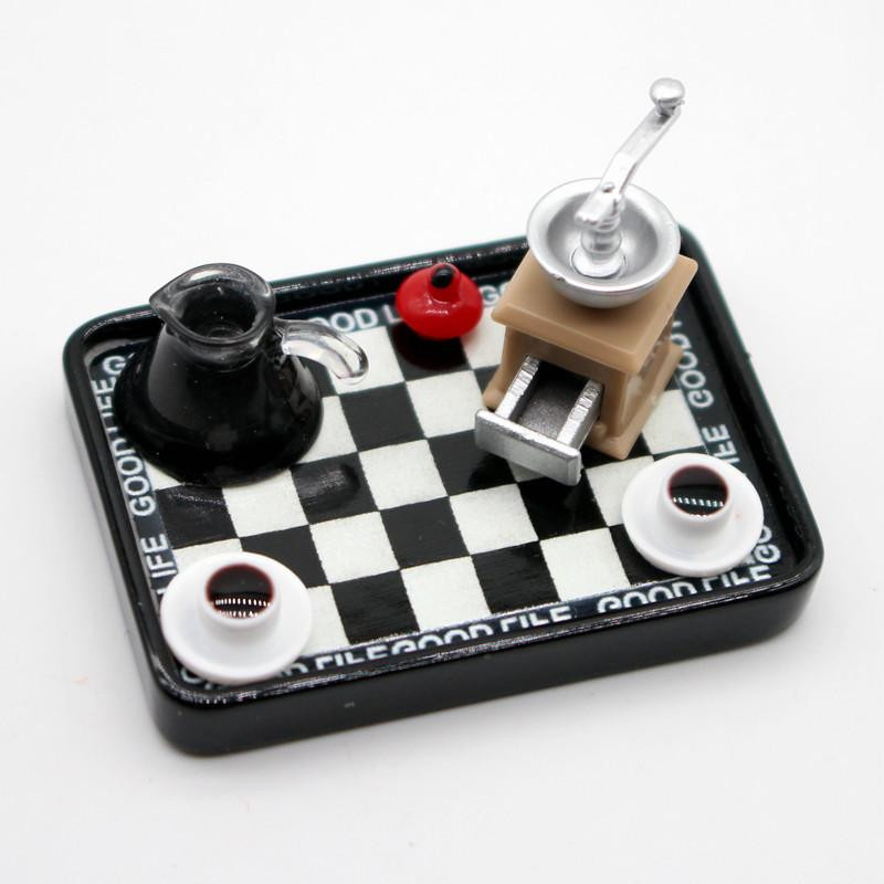 Yiran toy 1 Mini-Kaffeemaschine mit Mahlwerk und kariertem Teller-Set Puppenhaus Küchenzubehör ab 3-6 Jahre - Bild 4