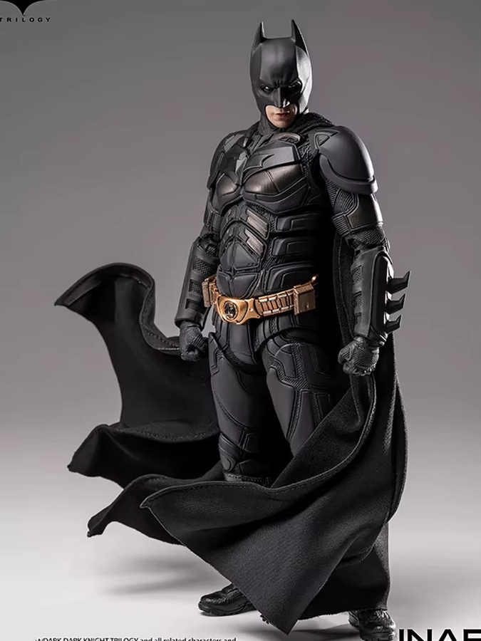 Bandai DC The Dark Knight Actionfigur, 1/12, mit Maske, Umhang und Gesichtszubehör-Set - Bild 3