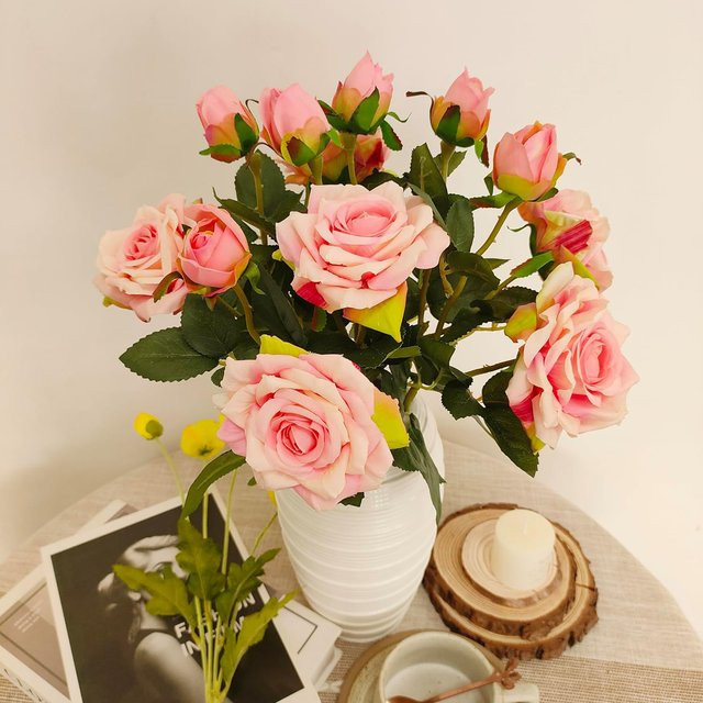 Yusheng Künstliche Seidenrosen Zweige in Weiß und Pink für Hochzeits- und Valentinstagsdekoration - Bild 1