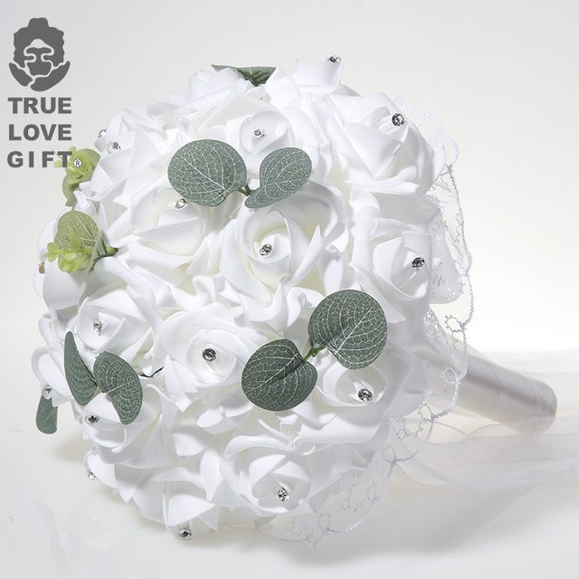 Künstlicher Brautstrauß mit weißen Rosen und Eukalyptusblättern für deine Hochzeit - Bild 1