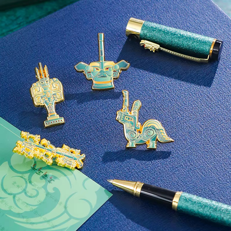 Sanxingdui Schlüsselanhänger und Gelstift-Set aus Messing mit Bronzekopf-Ornament und schwarzer Tinte in Gelb und Multicolour - Bild 3