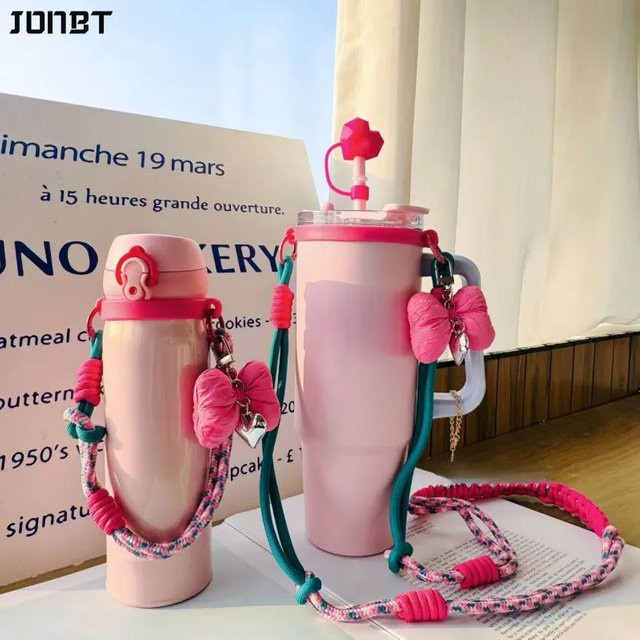 JONBT Tragegurt-Halterung für Stanley Tumbler mit verstellbarem Tragegurt und Becherabdeckung in Rot und Pink - Bild 1