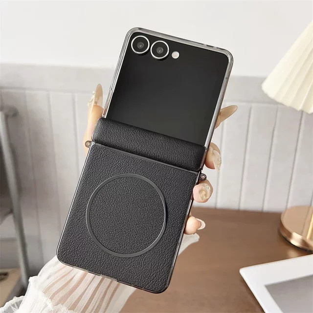 Samsung Galaxy Z Flip 7 Schutzhülle aus Vintage PU-Leder in Braun mit magnetischer kabelloser Ladefunktion und stoßfestem Scharnier-Schutz - Bild 1