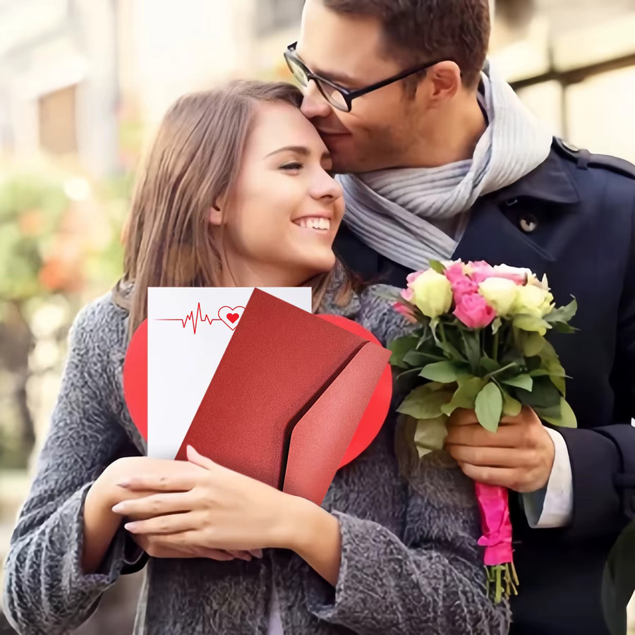 Individuell gestaltbare Briefumschläge in Rot für Valentinstag und persönliche Anlässe aus Papier - Bild 2