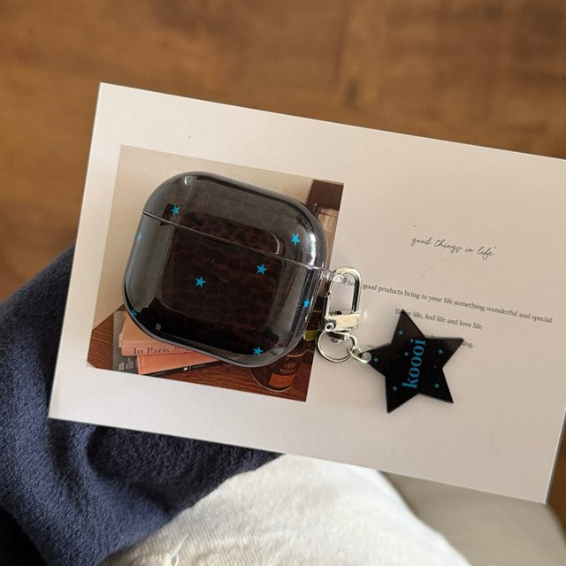 Apple AirPods Hülle mit Hirschhaut-Leopardenmuster und blauen Sternen sowie Anhänger für AirPods 1, 2, 3, 4 und Pro 2 - Bild 1