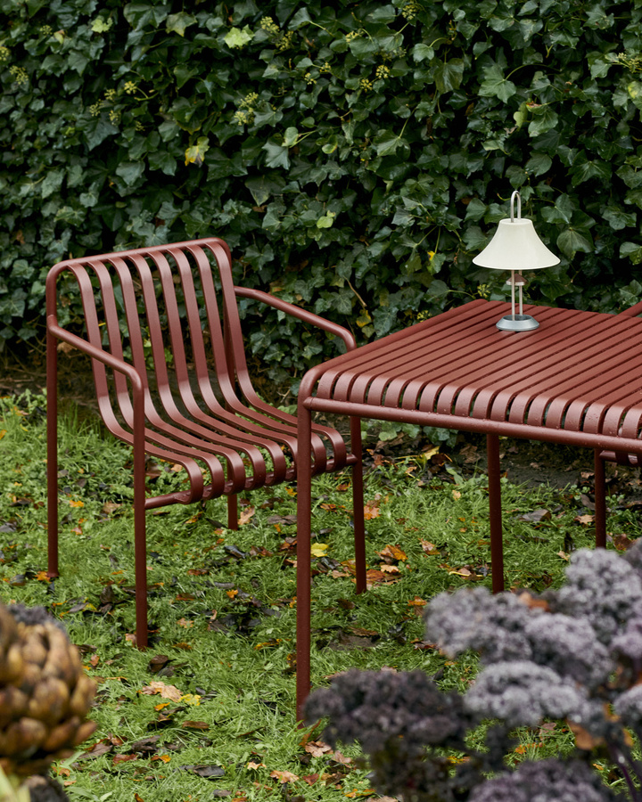 HAY Palissade Dining Arm Chair aus Stahl in Rot, stapelbar und modern - Bild 2