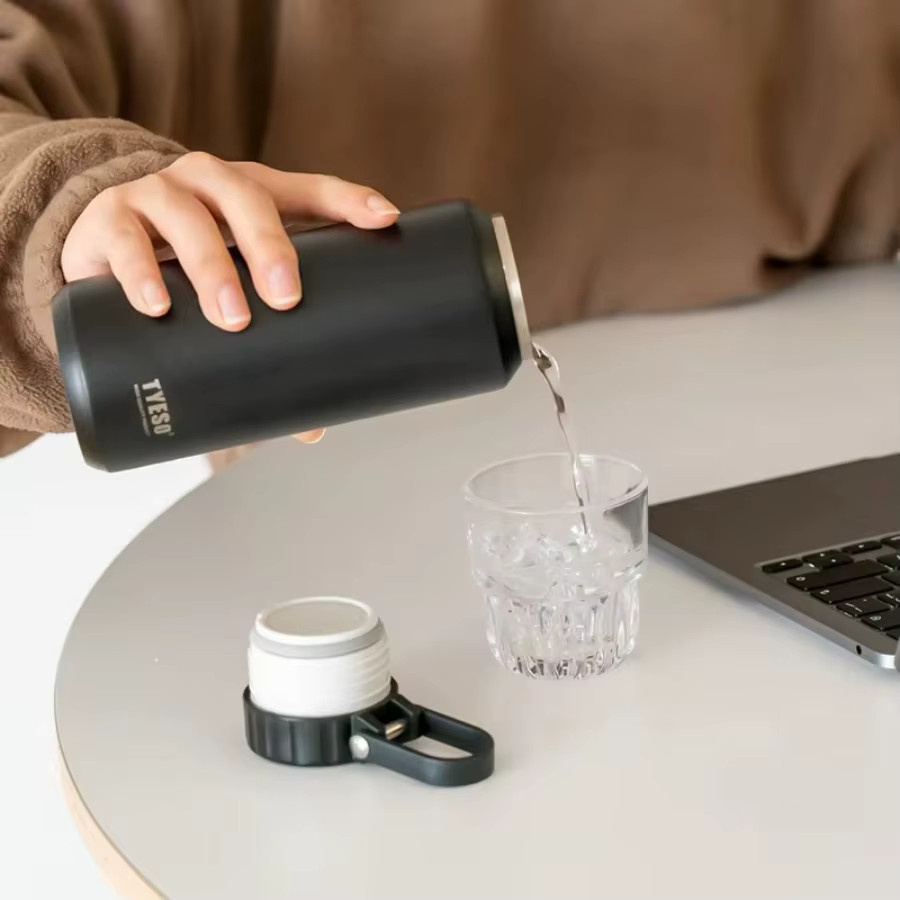 Tyeso Vakuum-Isolierflasche mit Easy-Pull-Becher und Griff, tragbare Thermoskanne für Sport und Freizeit, 710 ml - Bild 2