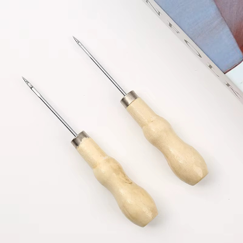 Nähahle mit Holzgriff und silberner Perforationsnadel als Handnähwerkzeug und Lederstanzwerkzeug - Bild 2