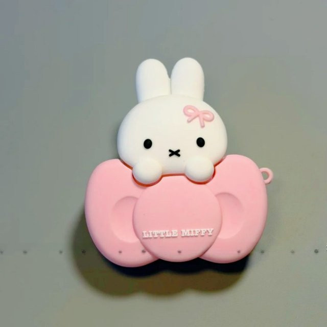 Apple AirPods Pro 3 & 4 Schutzhülle Miffy Häschen aus Silikon mit Schleife im Kawaii-Design, stoßfest und mit abnehmbarer Abdeckung - Bild 1