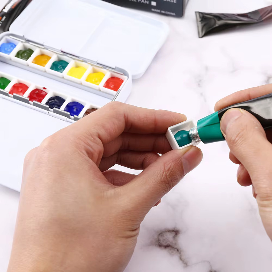 Schwarze Aquarellpalette aus Metall mit 14 halben Pfannen für deine DIY-Reisen - Bild 2