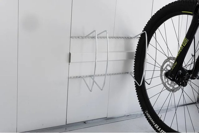 Biohort BikeHolder für Gerätehaus Neo aus verzinktem Stahl in Weiss - Bild 1