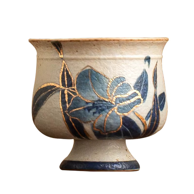 Handbemalter Keramik-Meisterbecher mit floralem Lilien-Design in Blau-Weiß-Rot und Gold für die Gongfu-Teezeremonie - Bild 5