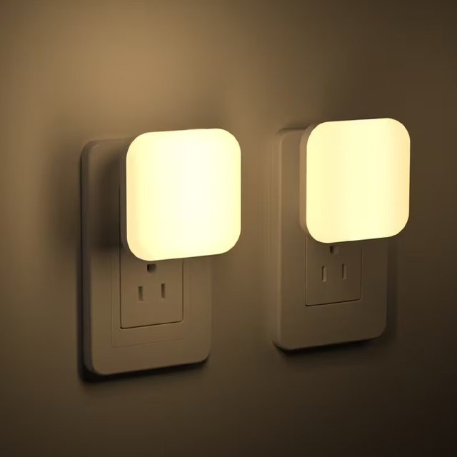 Ouelico 2er Set dimmbare Nachtlicht-Stecker in Weiß mit Lichtsensor - Bild 1