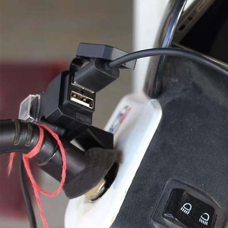 Wasserdichtes Dual USB Ladegerät für Motorrad Lenker mit 5V 1A/2,1A Adapter Netzteil Buchse in Schwarz für 12V-24V - Bild 2