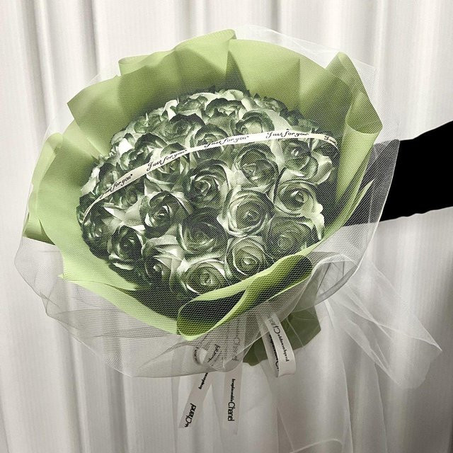Eisblaues Rosenseifenblumen-Bouquet als florales Valentinstagsgeschenk für Paare - Bild 1