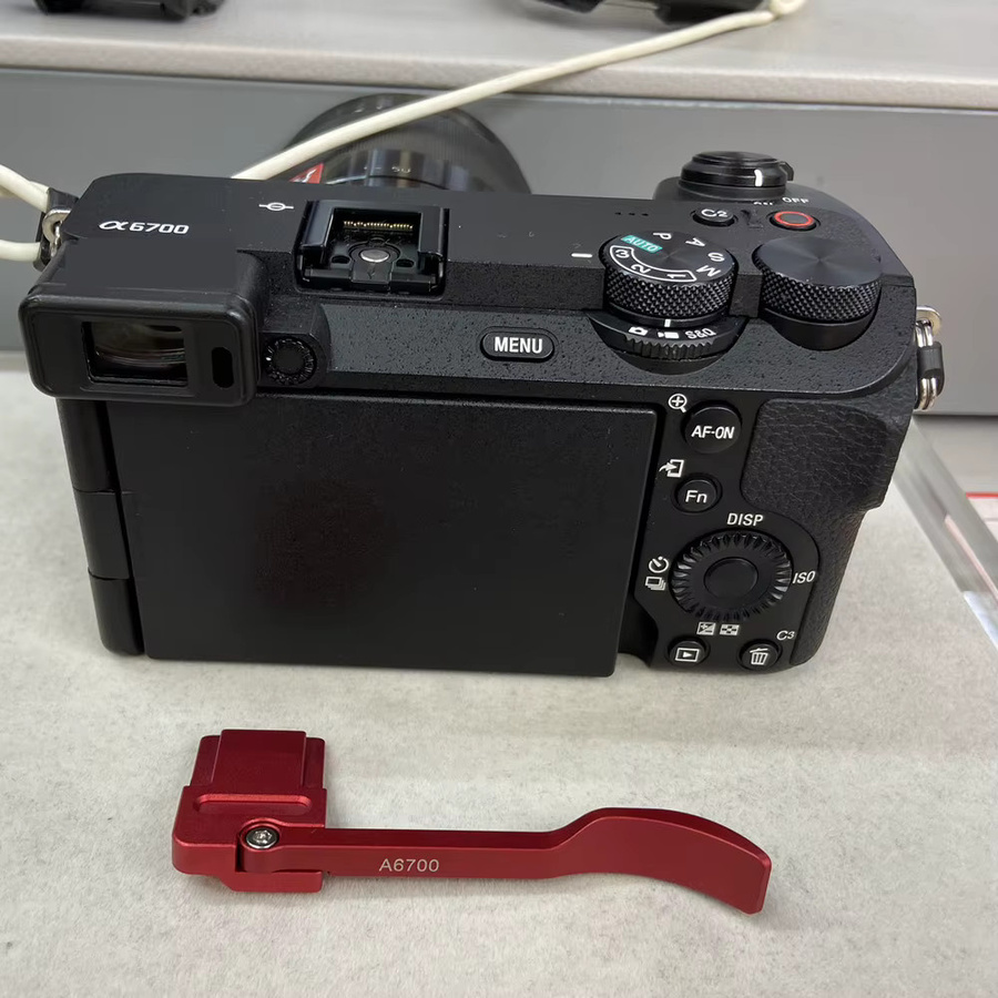 Sony Faltbarer Metall-Blitzschuh Daumen-Griff für Alpha 6700 ILCE-6700 A6700 in Rot - Bild 2
