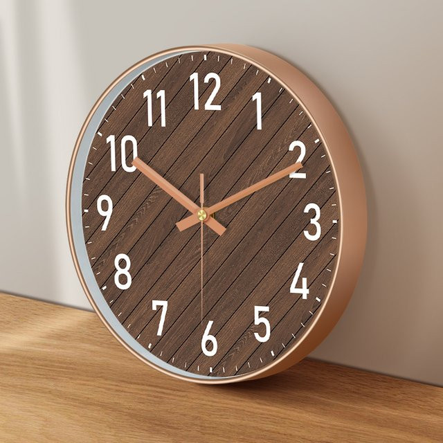 Rustikale Wanduhr von p.chuang mit 2D-Holzmaserung-Zifferblatt, geräuschloses Quarz-Uhrwerk, runder ABS-Rahmen in Schwarz und Braun - Bild 1