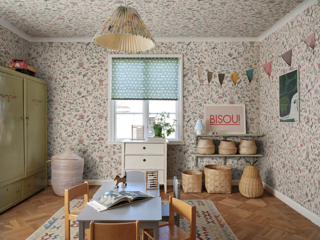 Sandberg Mural Hedda Tapete mit Blumenmuster im Scandinavian Country House Stil, Farben: Grau und Rose, Material: Vlies - Bild 2