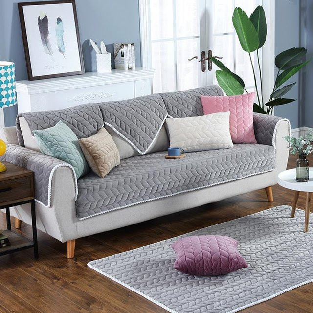 Rutschfester Sofabezug von Super Six in Grau mit Plüschkante, einfarbiges Jacquard-Velvet-Design für die Rückenlehne, B/H: 70 x 70 cm - Bild 1