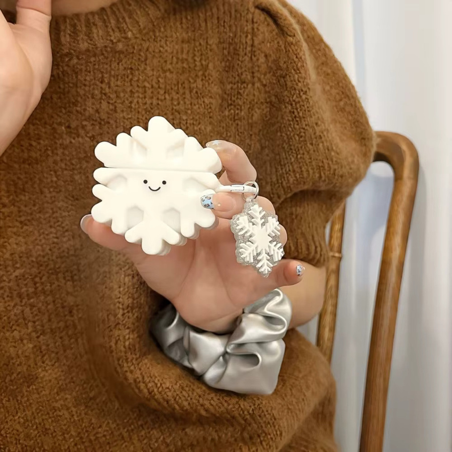 Schutzhülle für Apple AirPods Pro und AirPods (1, 2, 3, 4) mit weihnachtlichem Cartoon-Schneeflocken-Design in Weiß - Bild 2
