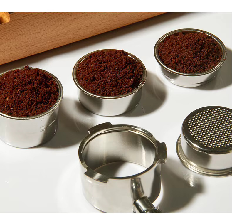 Delonghi Boden Siebträger mit 51 mm Filterkorb in Silber für Kaffeemaschinen EC9335, EC9665 und EC9155 - Bild 3