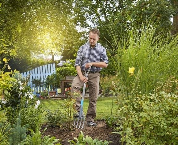 Gardena Spatengabel NatureLine mit ergonomisch gebogenem Eschenholzstiel in Schwarz - Bild 2